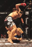 [포토]로드 FC, 윤형빈의 무거운 주먹에 맥 못추는 타카야 츠쿠다