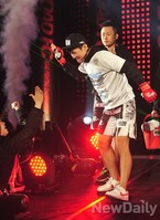 [포토]로드  FC 윤형빈, 하이파이브까지 해주는 여유