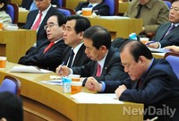 [포토]통일경제 강의를 듣고 있는 새누리당 의원들 