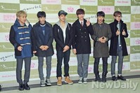 [포토]비투비 육성재, 10대 마지막 졸업식 형들과 함께