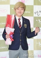 [포토]탑독 야노, 한손에 꽃다발 들고 즐거운 미소 