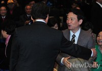 [포토]인사 나누는 '김무성-남경필' 의원