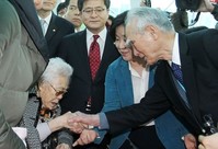 [포토]위안부 할머니 위로하는 무라야마 전총리