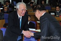 [포토]무라야마 전 총리와 인사 나누는 황우여