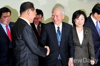 [포토]무라야마 전 일본 총리와 악수 나누는 황우여