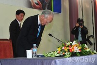 [포토]공손하게 인사하는 무라야마 전 일본 총리