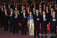 [포토]국기에 대한 경례하는 홍지만 의원과 참석자들