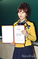 [포토]글램 미소, 빛나는 졸업장 손에 쥐고