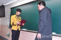 [포토]채진, '선생님 고생하셨습니다!'졸업장 받고 싱글벙글