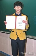 [포토]마이네임 채진, 즐거운 졸업식 '제 졸업장이에요~'