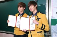 [포토]보이프렌드 영민-뉴이스트 민현, 친구와 함께 10대 마지막 졸업 추억