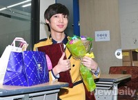 [포토]보이프렌드 광민, 가슴에 한아름 졸업축하 꽃다발