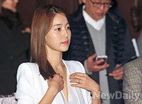 [포토]태양은 가득히 한지혜, 만지작만지작 옷매무새 정리