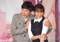 [포토]여자만화 구두 윤종훈-한승연, 사심(?)이 넘치는 포즈