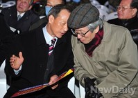 [포토]긴히 대화 나누는 권희영 교수-신현철 부성고교 교장