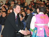 [포토]새정치연합 국민발기인들과 악수하는 안철수 의원