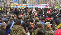 [포토]이석기 1심 선고, 수원지법 앞에 모인 애국단체