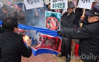 [포토]찢기는 인공기, 이석기는 징역12년 