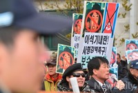 [포토]수원지법 찾은 애국단체, 이석기 강력 처벌 촉구