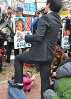 [포토]수원지법 찾은 한국대학생포럼2.0, 퍼포먼스 선보여