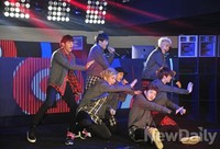 [포토]비투비, '뛰뛰빵빵~ 다비키세요' 운전 하는 듯 귀여운 안무