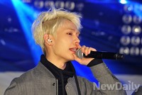 [포토]비투비 정일훈, 노래에 집중한 표정