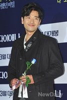 [포토]다이애나VIP 배수빈, 꽃을 든 남자의 여유로운 미소