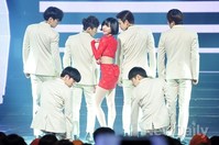 [포토]엠카운트다운 가인, 남자에 둘러 쌓인 홍일점 가인