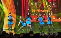 [포토]엠카운트다운 레이디스코드, 스탠딩마이크 이용한 귀여운 퍼포먼스