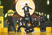 [포토]엠카운트다운 비투비, 뛰뛰빵방! 차를 운전하는 듯한 퍼포먼스