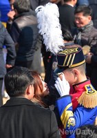 [뉴데일리 포토]육사74기 입학식, 가족만난 생도눈엔 눈물이..
