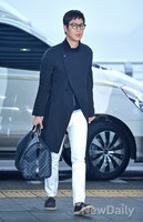 [포토]정우, 일본 출국 길 '댄디한 공항 패션 '