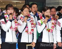 [포토]소치 올림픽 선수단 귀국, 초콜릿 메달 달콤한가요? 깨물어 보는 선수들