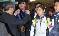 [포토]소치 올림픽 선수단 귀국, 초콜릿 메달이 신기한 '여왕' 연아