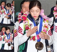 [포토]소치 올림픽 선수단 입국 김연아, '이거 진짜 초콜릿?' 만지작만지작 귀여운 피겨여왕