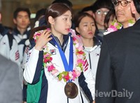 [포토]소치 올림픽 선수단 귀국 김연아, 두리번 두리번 '어디로 가지?'