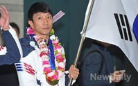 [포토]소치 올림픽 선수단 귀국, 태극기 든 늠름한 이규혁 선수