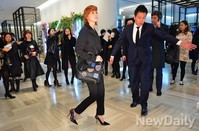 [포토]올블랙으로 멋을 낸 김성령, 자신있는 걸음걸이