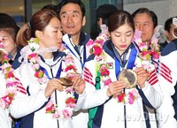 [포토]소치 올림픽 선수단 귀국 이상화, '연아야 초콜릿이 그렇게 신기해?'