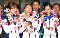 [포토]박승희-이상화-김연아, 꽃목걸이보다 화사한 그녀들