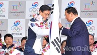 [포토]소치 올림픽 선수단 해단식, 단기 건네는 김재열빙상연맹회장
