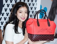 [포토] 빨간가방에 사인한 박신혜