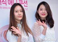 [포토]에프엑스 설리-크리스탈, 반갑게 손인사