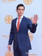 [포토]깔끔한 수트에 오렌지 넥타이로 멋을 낸 리키김