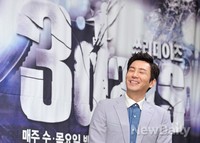 [포토]쓰리데이즈 최원영, 금요일 장가가는 새신랑 '심이영 생각만 하면 떠오르는 미소'