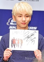 [포토]샤이니 팬사인회, 외모만큼 화려한 키의 사인