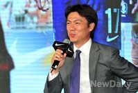 [포토]축구대표팀 유니폼 공개, 웃으며 답변하는 홍명보 감독