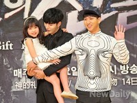 [포토]신의 선물 14일, 유빈이 치마 가려주는 바로-노민우의 착한 손