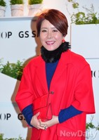 [포토]강렬한 레드코트 입은 윤영미 아나운서