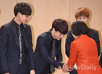 [포토]엑소, 카이의 부러운(?) 시선 